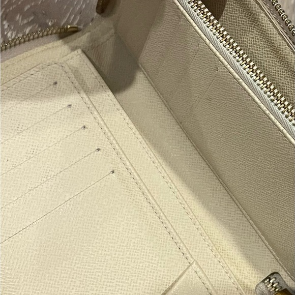 Louis Vuitton Authentic Zippy Wallet - Picture 4 of 15